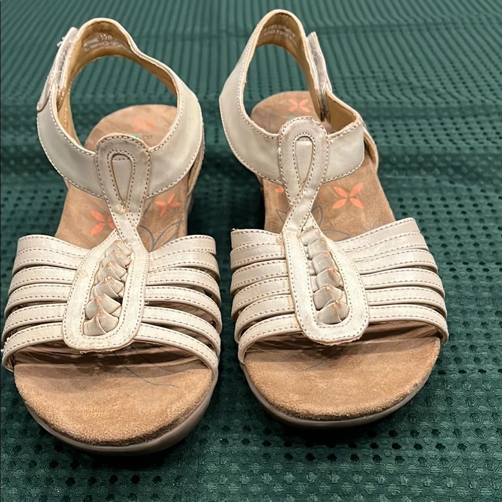 BareTraps‎ Women's Cream Sandals